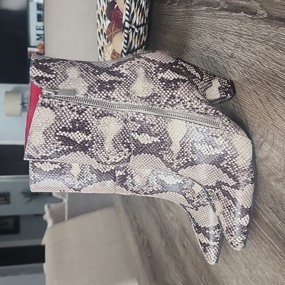 NEW! Chinese Laundry Rosalina Snakeskin Zip Ankle Boots Size 6.5 - Picture 11 of 13